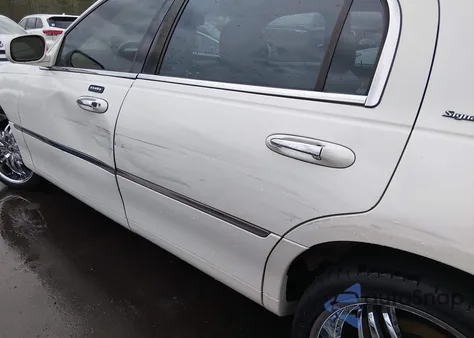 2003 Lincoln Town Car Signature from USA, damaged, VIN 1LNHM82W63Y660696